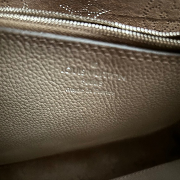 Louis Vuitton Carmel Mahina Galet Gray Leather Hobo Women's handBag M21775 - Picture 6 of 10